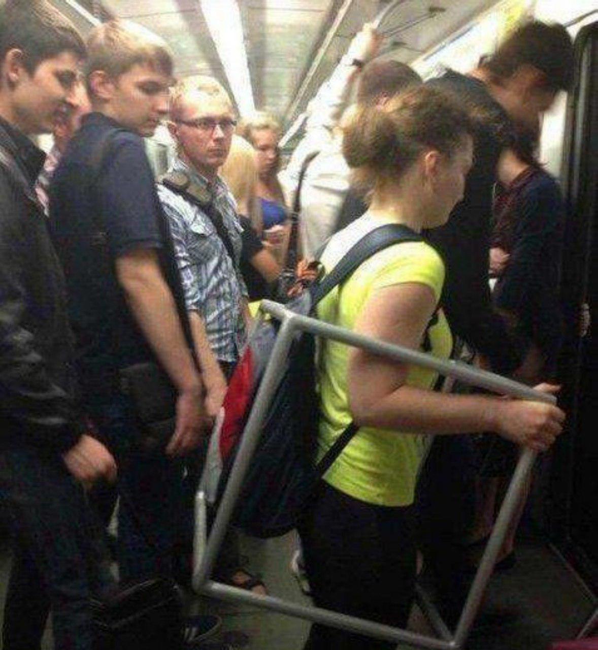 В метро с ножом можно. Прижимание в общественном транспорте. Личное пространство в общественном транспорте. Прижался в метро. Люди которые ездят на общественном транспорте.